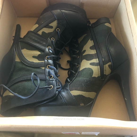 Women’s boots - Picture 1 of 3